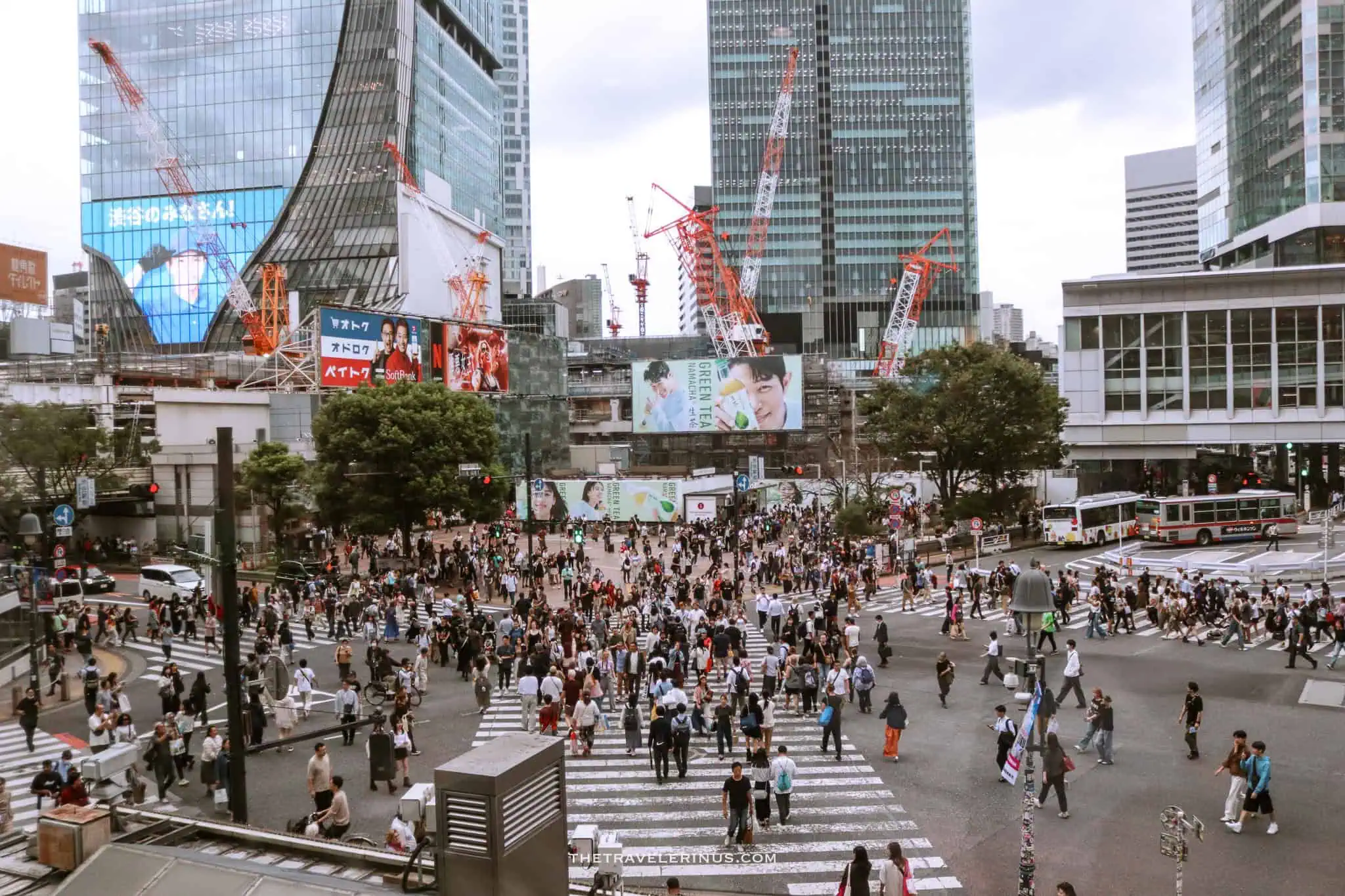 Shibuya crossing, many people crossing one of the most busy crosswalks in the world
