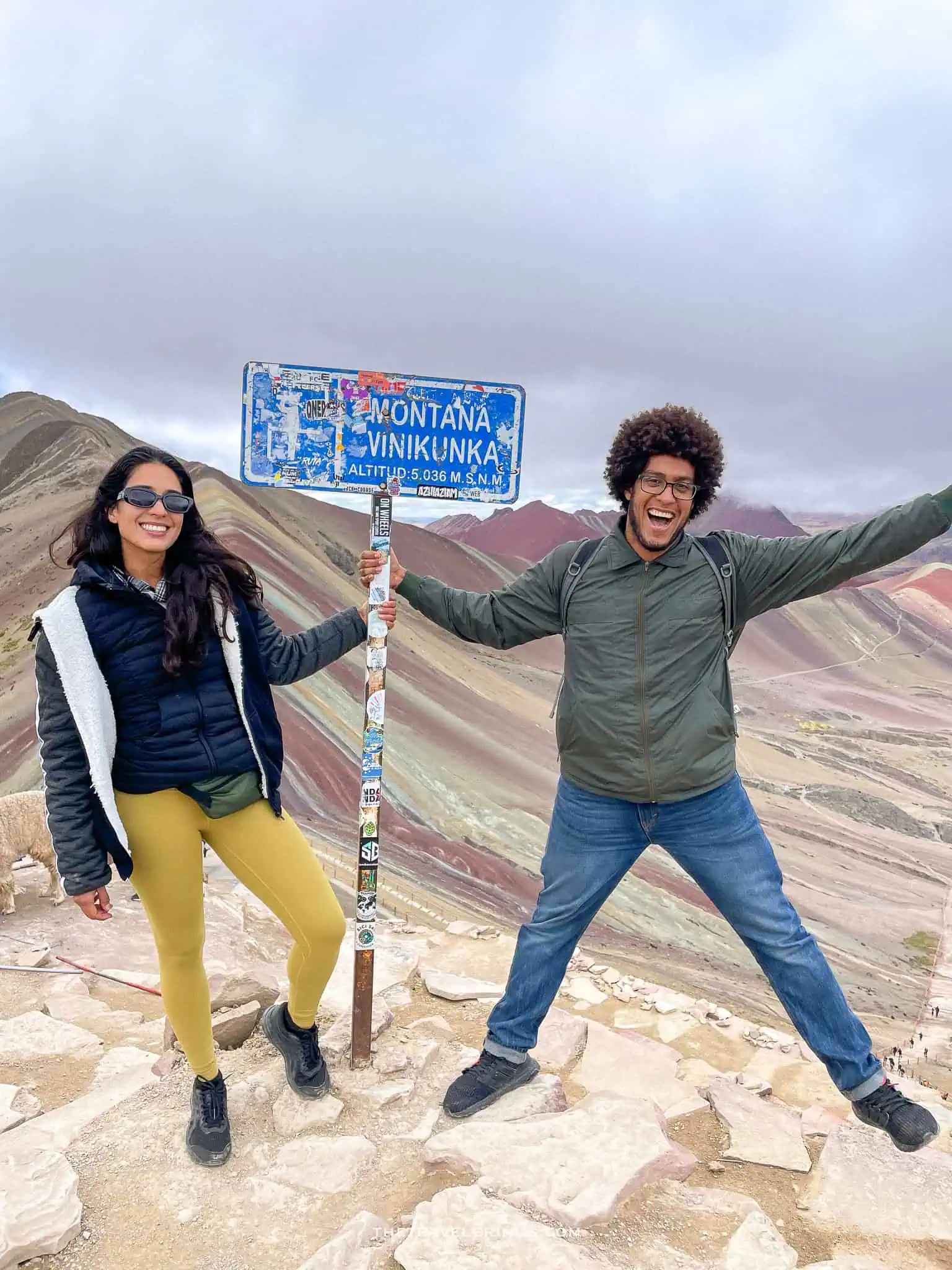 thais and kelvyn posing with the vinicunca sign 