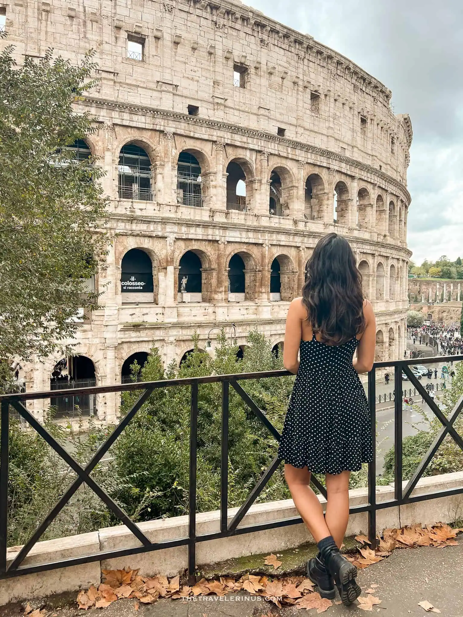 picture of thais facing the colosseum.